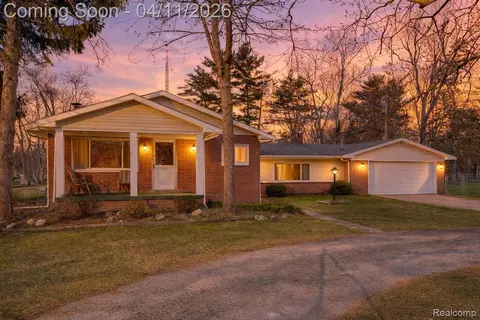 2237 Cromie Dr, Warren, MI 48092