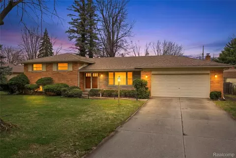 25509 S Afton St, Harrison, MI 48045