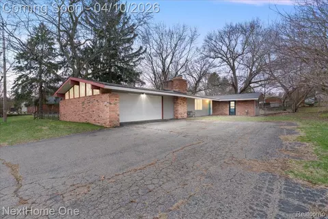 1014 S Adelaide St, Fenton, MI 48430