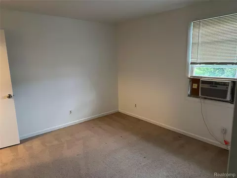 744 E Sibley St, Howell, MI 48843 photo 5