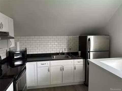 744 E Sibley St, Howell, MI 48843 photo 2