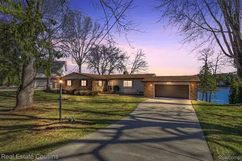 8028 Ore Knob Dr, Tyrone, MI 48430