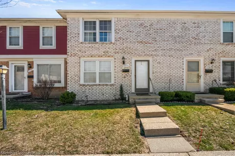 2775 Seaton Circuit W, Warren, MI 48091