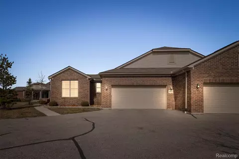 49121 Garrett Ct, Macomb, MI 48042
