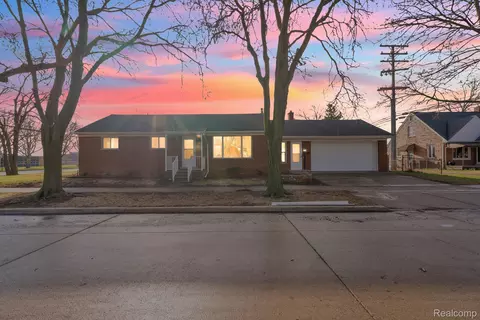 1301 Hollywood St, Dearborn, MI 48124