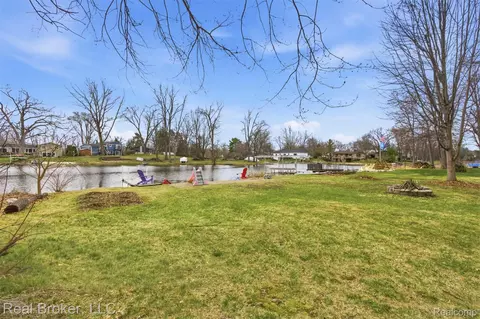 7514 Capri Dr, White Lake, MI 48383