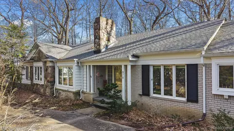 870 Highwood Dr, Bloomfield Hills, MI 48304