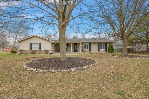 32040 Coronet Dr, Farmington Hills, MI 48334