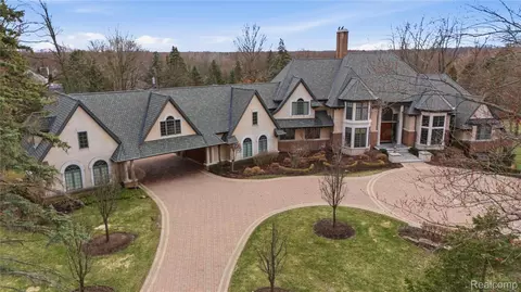 5230 Clarendon Crest St, Bloomfield Hills, MI 48302