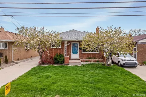 22435 Lange St, Saint Clair Shores, MI 48080