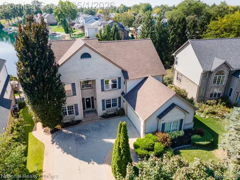 542 Bay Pointe Dr, Oxford, MI 48371