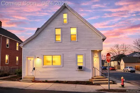 2433 Pulaski St, Hamtramck, MI 48212