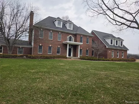 900 Maxfield Rd, Brighton, MI 48114