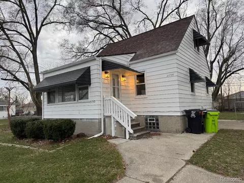 25759 Groveland St, Roseville, MI 48066