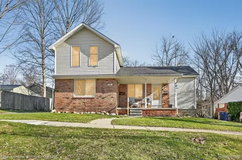 416 Lake St, Howell, MI 48843