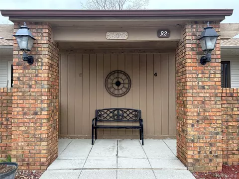 62072 Yorktown UNIT 4, South Lyon, MI 48178