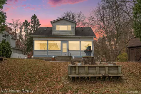9630 Round Lake Blvd, White Lake, MI 48386