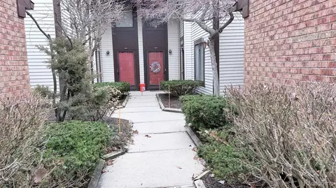 24219 Evergreen Rd #39, Southfield, MI 48075