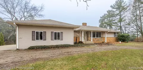 3230 Thomas Rd, Oxford, MI 48371