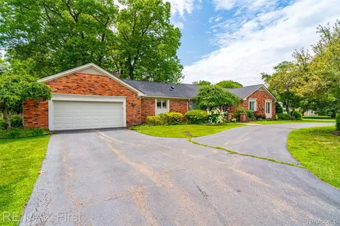 1899 Ledbury Dr, Bloomfield Hills, MI 48304