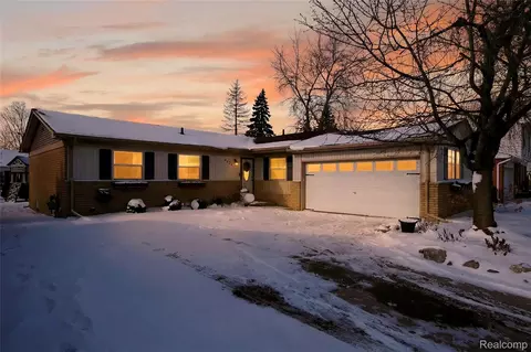 4624 Turner St, Trenton, MI 48183