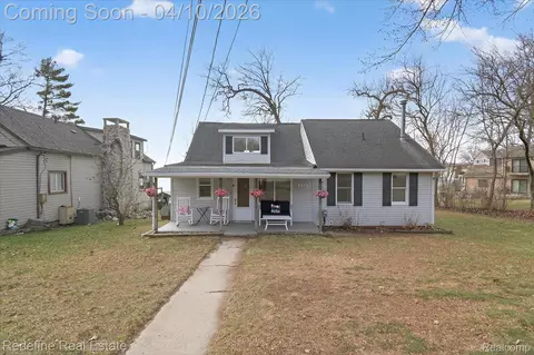636 Thompson Lake Ave, Howell, MI 48843