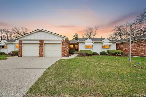 28564 Aspen Dr, Warren, MI 48093