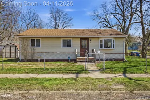 90 N Josephine Ave, Waterford, MI 48328