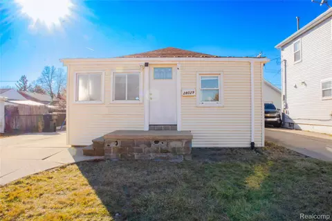 28029 Rosemont St, Roseville, MI 48066