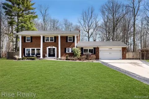 1366 Ox Yoke Dr, Flint, MI 48532