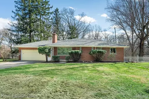 515 Whims Ln, Oakland, MI 48306
