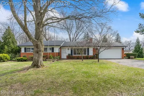 3161 Woodcrest Rd, Rochester Hills, MI 48309