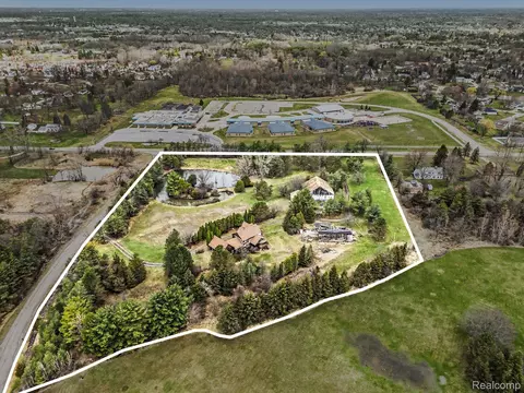 4385 Warwick Circle Dr, Grand Blanc, MI 48439