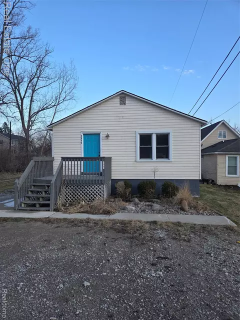2845 School Lake Dr, Brighton, MI 48114
