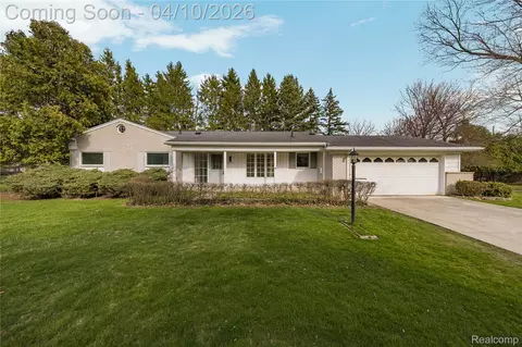 7077 Brookridge Dr, West Bloomfield, MI 48322