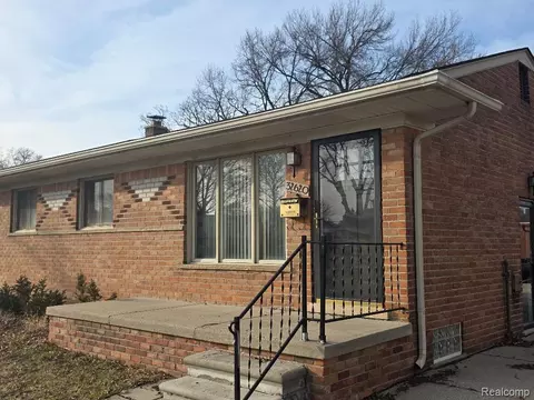 32620 Maplewood St, Garden City, MI 48135