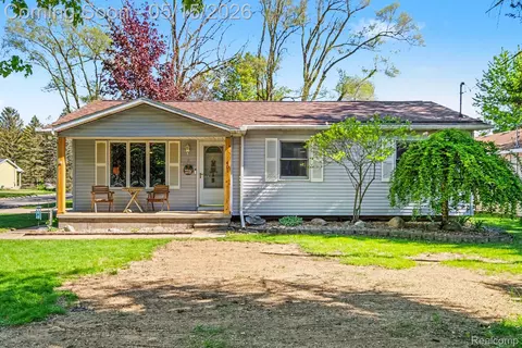 401 Lakeview St, Holly, MI 48442