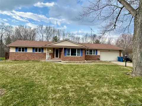 443 Boutell Dr, Grand Blanc, MI 48439