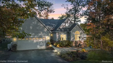 70 Lakeview Dr, Addison, MI 48370