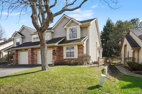 732 Whisperwood Trl, Fenton, MI 48430
