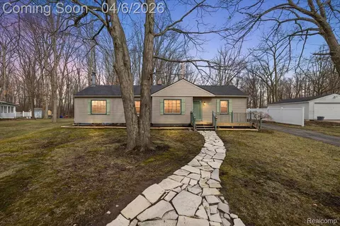 2653 Simpson Dr, Rochester Hills, MI 48309