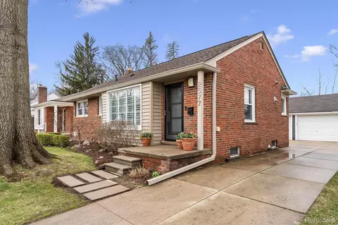 2577 Buckingham Ave, Birmingham, MI 48009