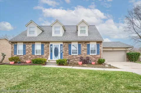 534 Cherrywood Dr, Flushing, MI 48433