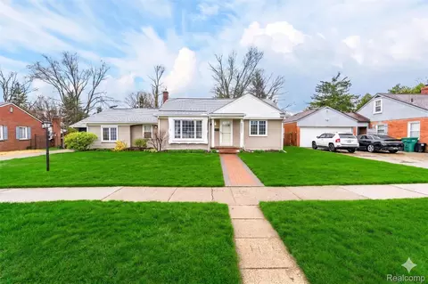 22515 Floral St, Farmington, MI 48336