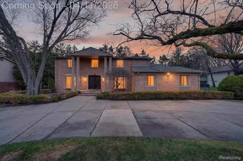 21770 Riverview Dr, Beverly Hills, MI 48025