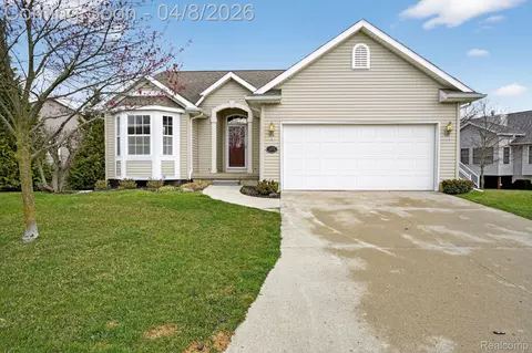 4475 Cross Creek Blvd, Burton, MI 48509