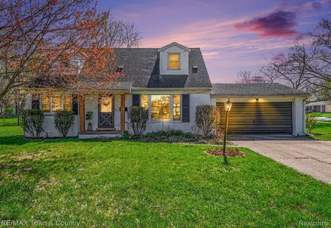 308 Old Bridge Rd, Grand Blanc, MI 48439