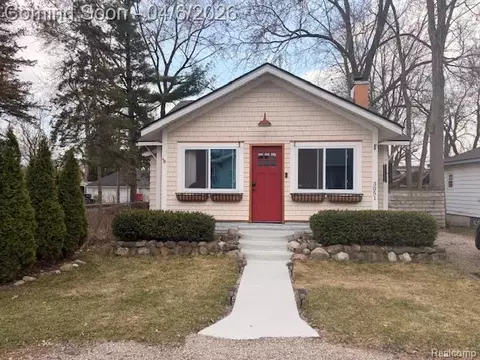 3051 Kenrick St, Keego Harbor, MI 48320