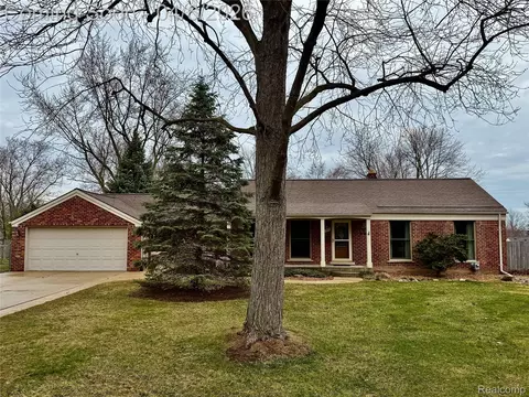 21145 Hale St, Clinton Township, MI 48036