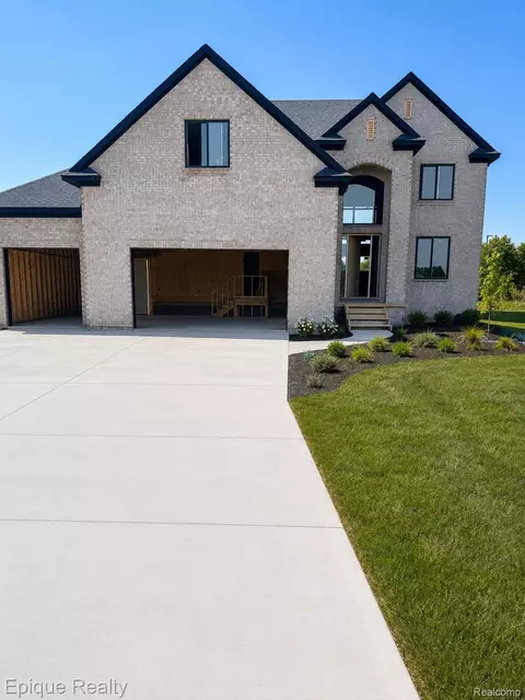 29745 Red Fox Ln, Chesterfield, MI 48047